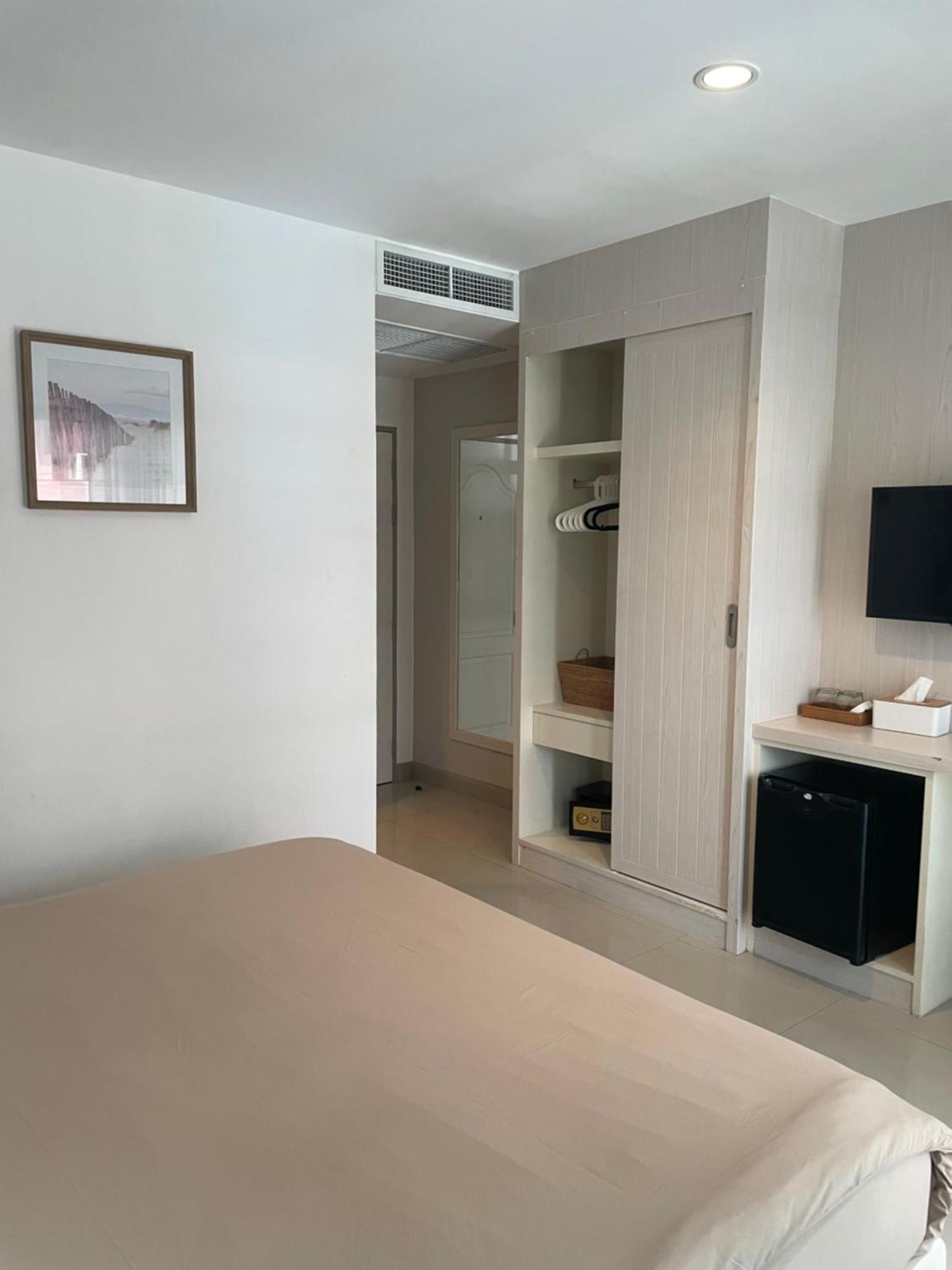 The Room Sansabai Patong Luaran gambar